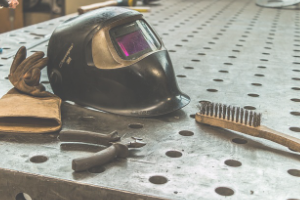 Fastansttelse, n klejnsmed til svejse- og montageopgaver. (rustfast)